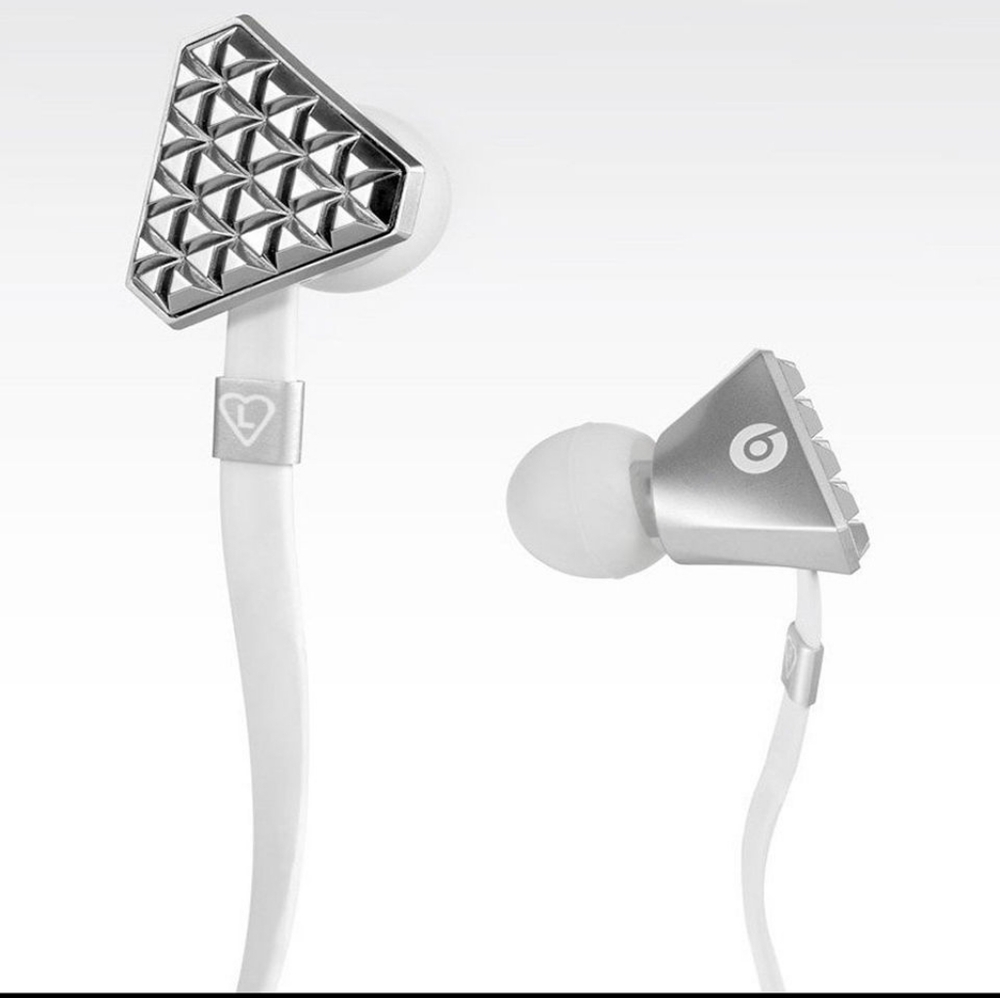 Lady Gaga heartbeats Headphone